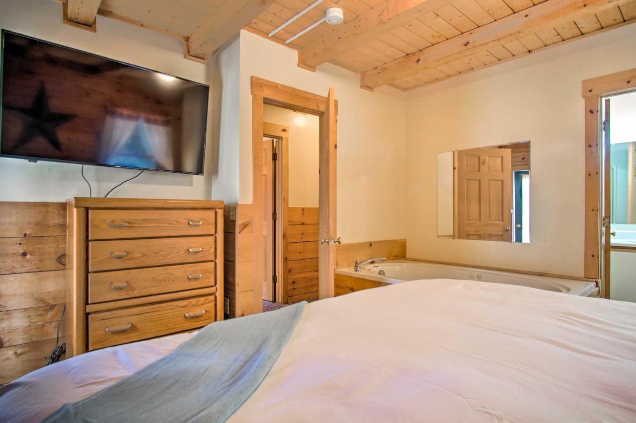 Rustic With Amenity Access!