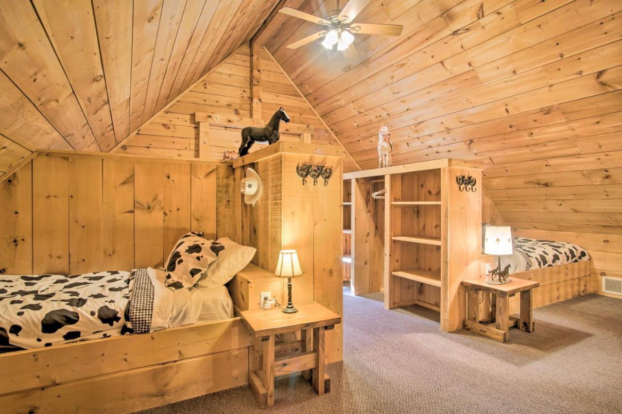 Rustic With Amenity Access! Holiday home