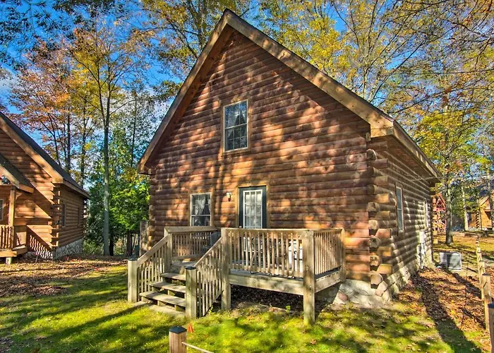 Rustic Rothbury Cabin With Resort Amenity Access!
